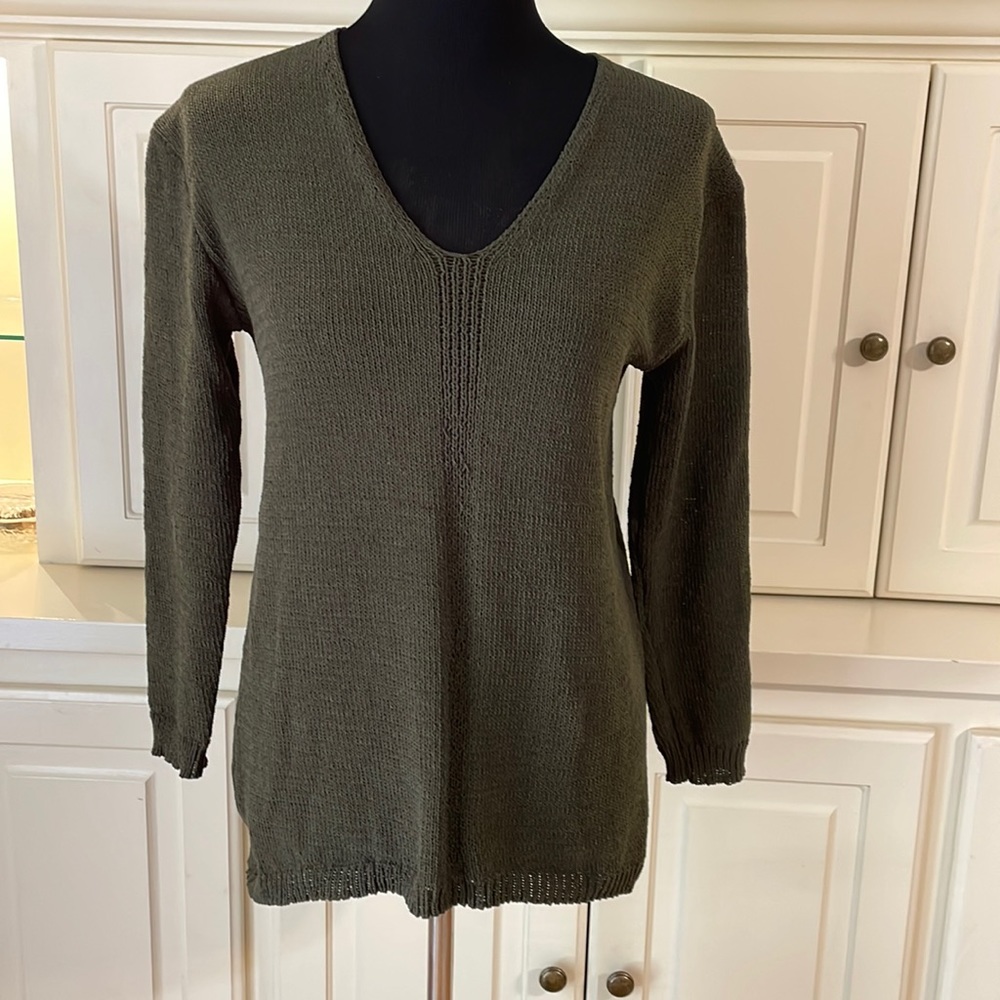 PHILOSOPHY dark green sweater with 3/4 sleeves and asymmetrical hemline. Small.